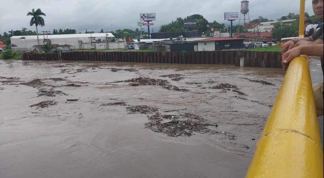 INFORME ESPECIAL: Río Chamelecón se desborda, La Lima comienza a sufrir los efectos de Julia y aumentan las evacuaciones