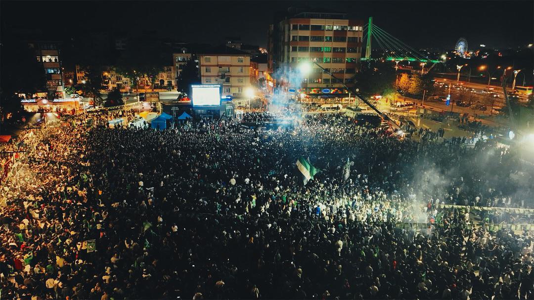 ¡Locura total! Rigo Rivas y Kocaelispor celebraron a lo grande el boleto a la primera división