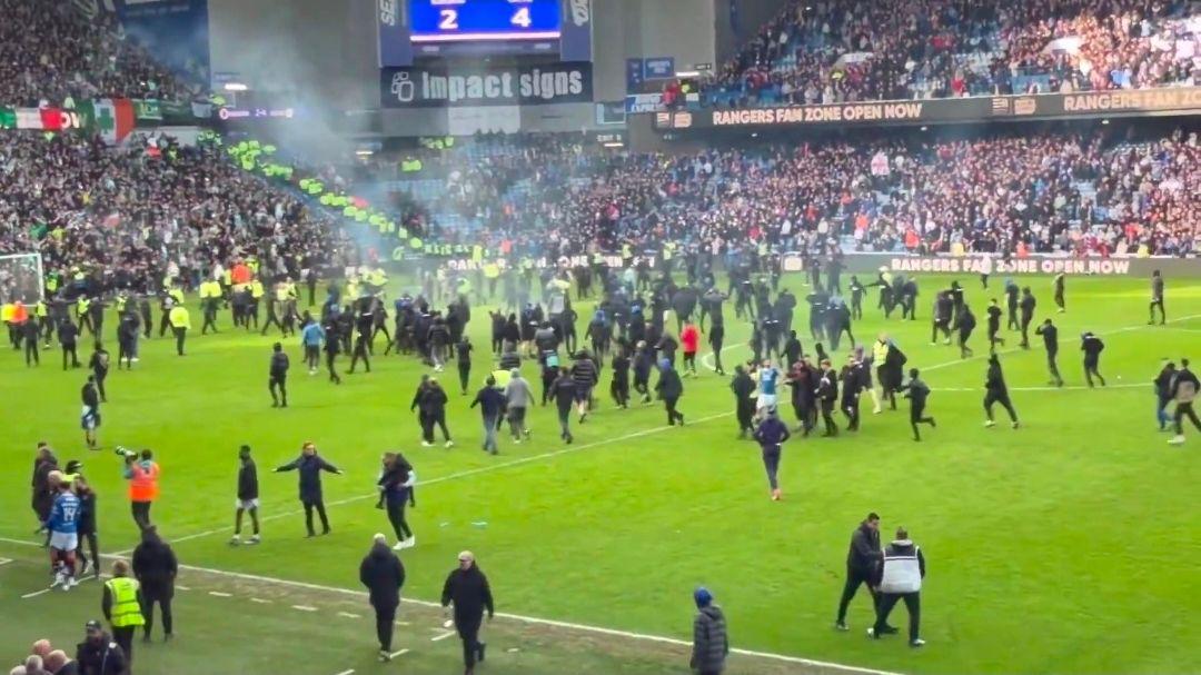 Así terminó el Clásico: celebraron en la cara del rival, no soportaron y se desató el caos en en el césped