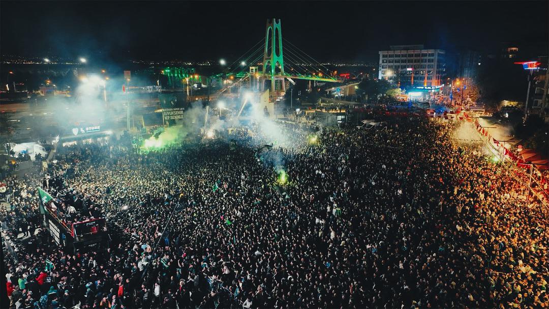 ¡Locura total! Rigo Rivas y Kocaelispor celebraron a lo grande el boleto a la primera división