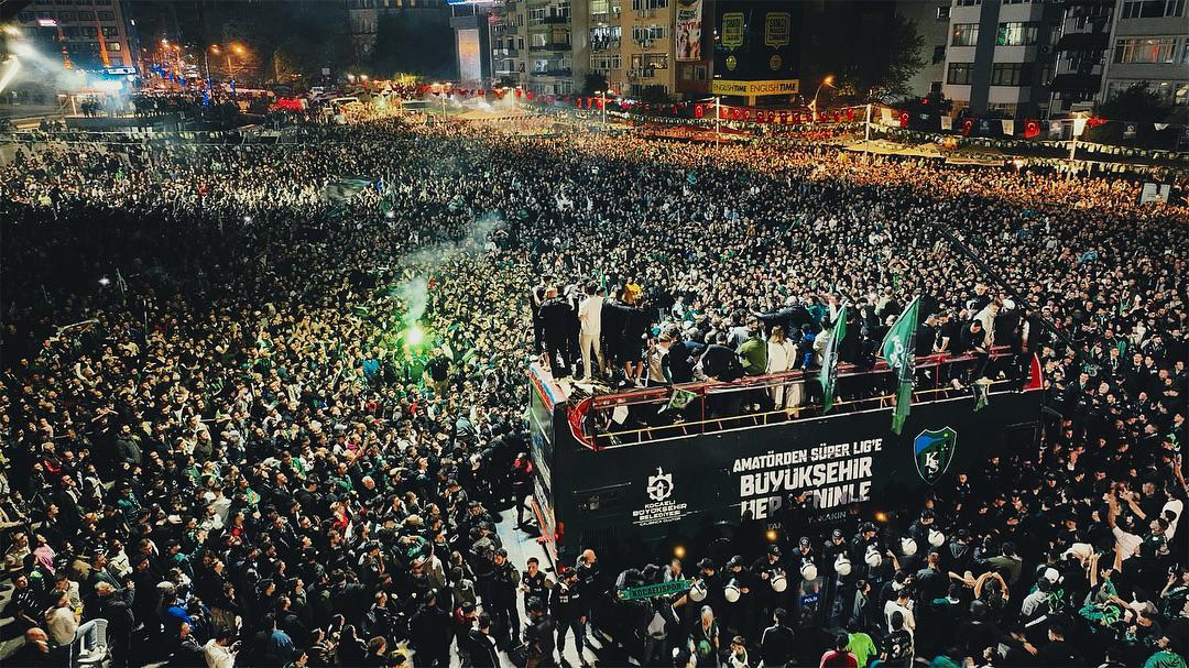 ¡Locura total! Rigo Rivas y Kocaelispor celebraron a lo grande el boleto a la primera división