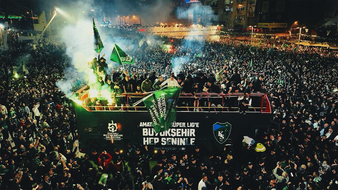 ¡Locura total! Rigo Rivas y Kocaelispor celebraron a lo grande el boleto a la primera división