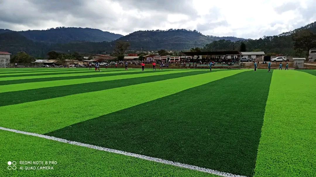 Después de ser un tierrero a esto: Inauguran hermoso campo de fútbol sinténtico en Marcala, La Paz