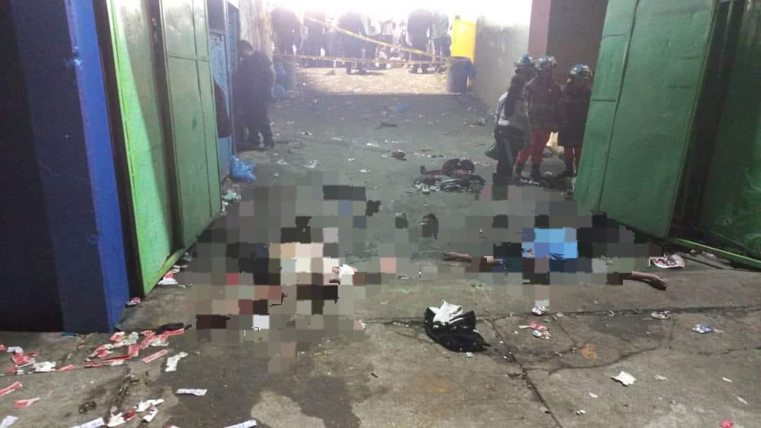 Desgracia en El Salvador: Las desgarradoras imágenes de la estampida de aficionados que dejó varios muertos en el Estadio Cuscatlán