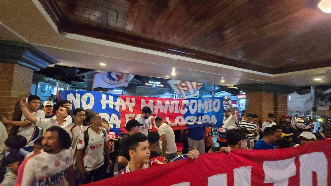 Fiesta Blanca: El banderazo de la Ultra Fiel, la actitud de los jugadores del Olimpia y el mensaje de Rafa Villeda para su afición