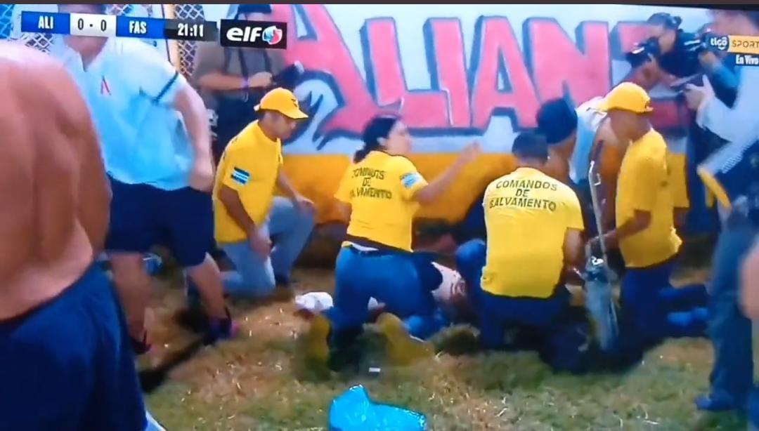 Desgracia en El Salvador: Las desgarradoras imágenes de la estampida de aficionados que dejó varios muertos en el Estadio Cuscatlán
