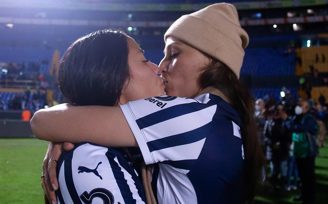 El beso de dos jugadoras tras el título de Monterrey en la Liga MX Femenil; una es futbolista del América