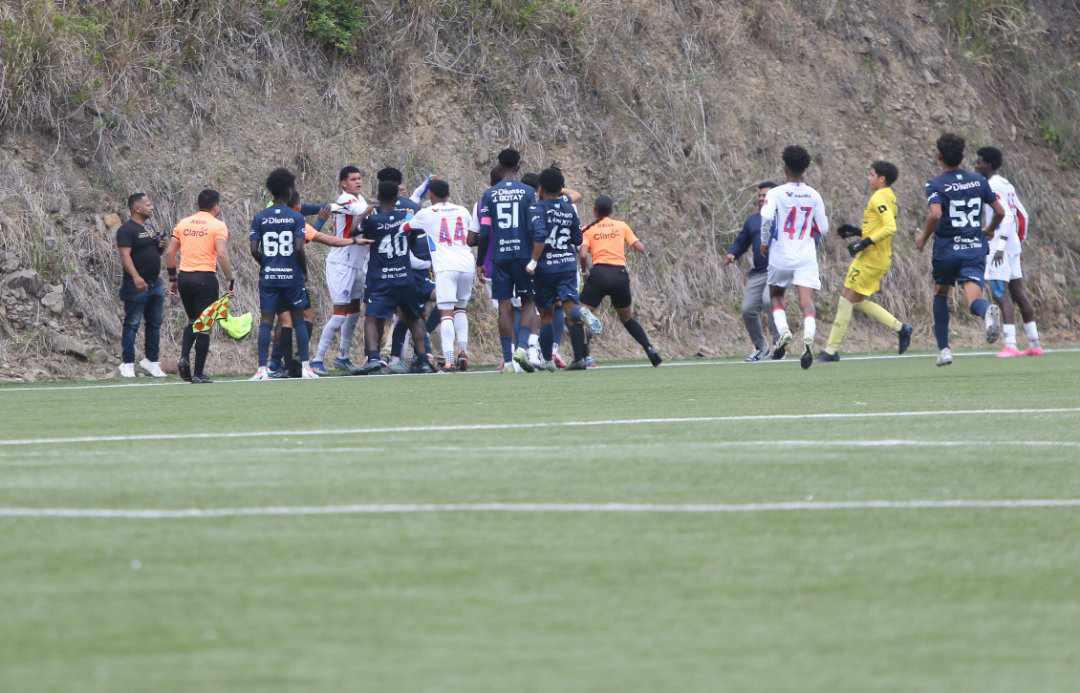 Enfrentamiento a puño limpio: Familiares y jugadores terminan la final de reservas entre Olimpia y Motagua entre golpes