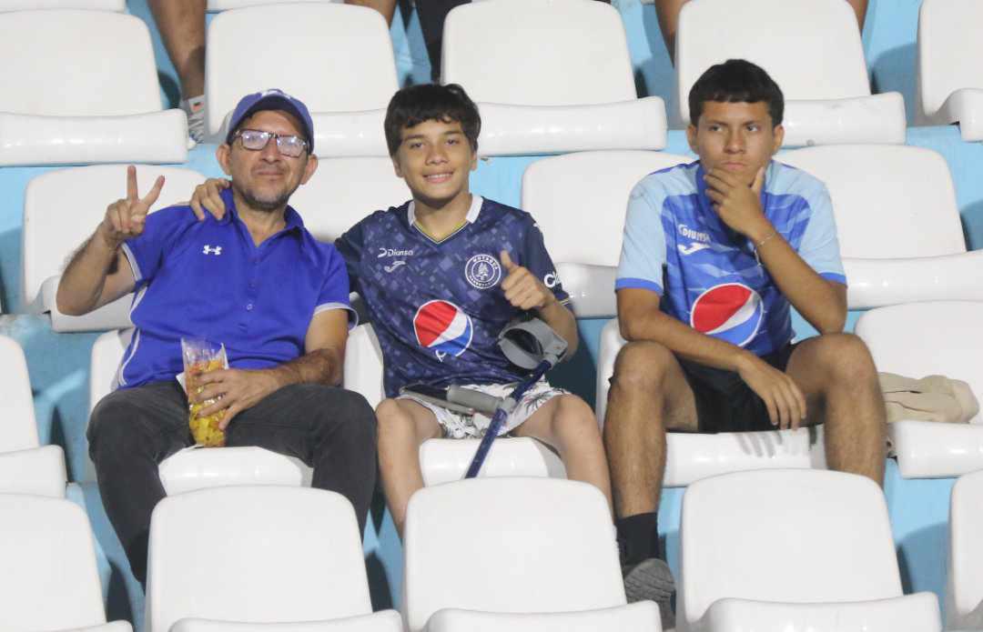 Euforia de Real España con el gol, la bronca entre dos jugadores ¿Y quién es la chica de rojo?