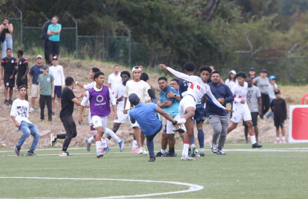 Enfrentamiento a puño limpio: Familiares y jugadores terminan la final de reservas entre Olimpia y Motagua entre golpes