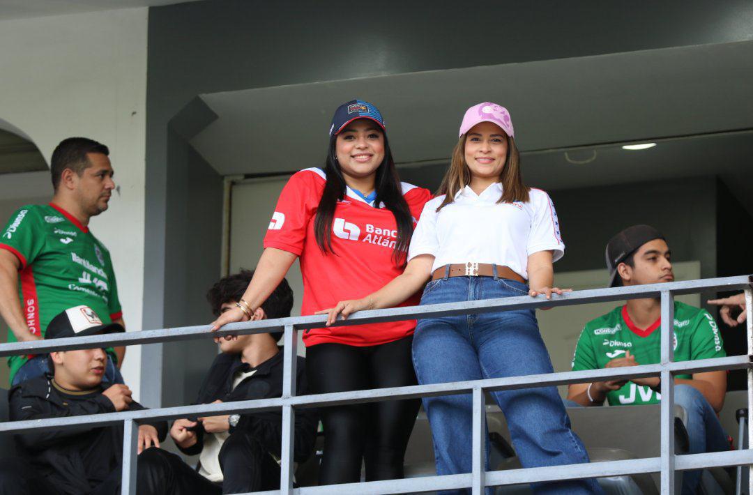 ¡Belleza sobresale en el Nacional! Olimpia y Marathón juegan, pero ellas se llevan todas las miradas en el clásico