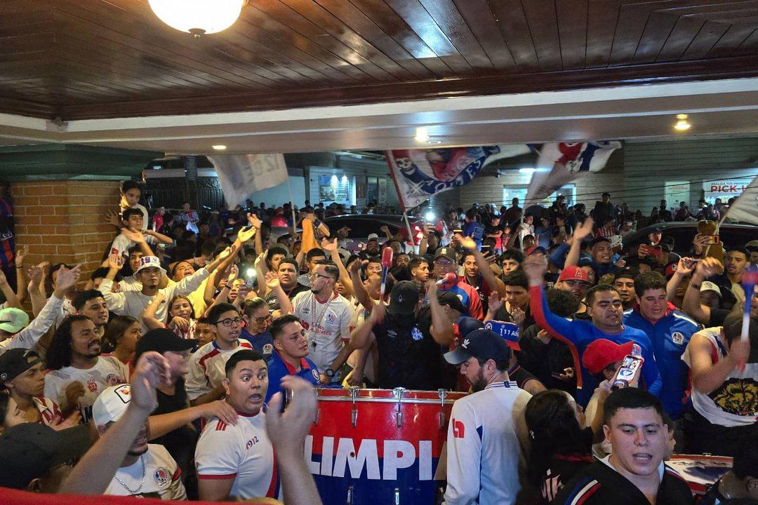 Fiesta Blanca: El banderazo de la Ultra Fiel, la actitud de los jugadores del Olimpia y el mensaje de Rafa Villeda para su afición