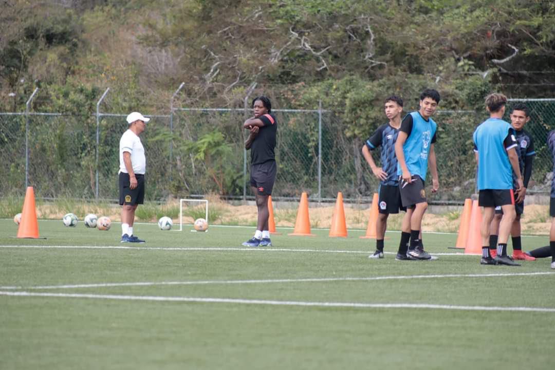 La última práctica de Olimpia antes de la final con Marathón: Troglio concentrado y el que entrenó por separado