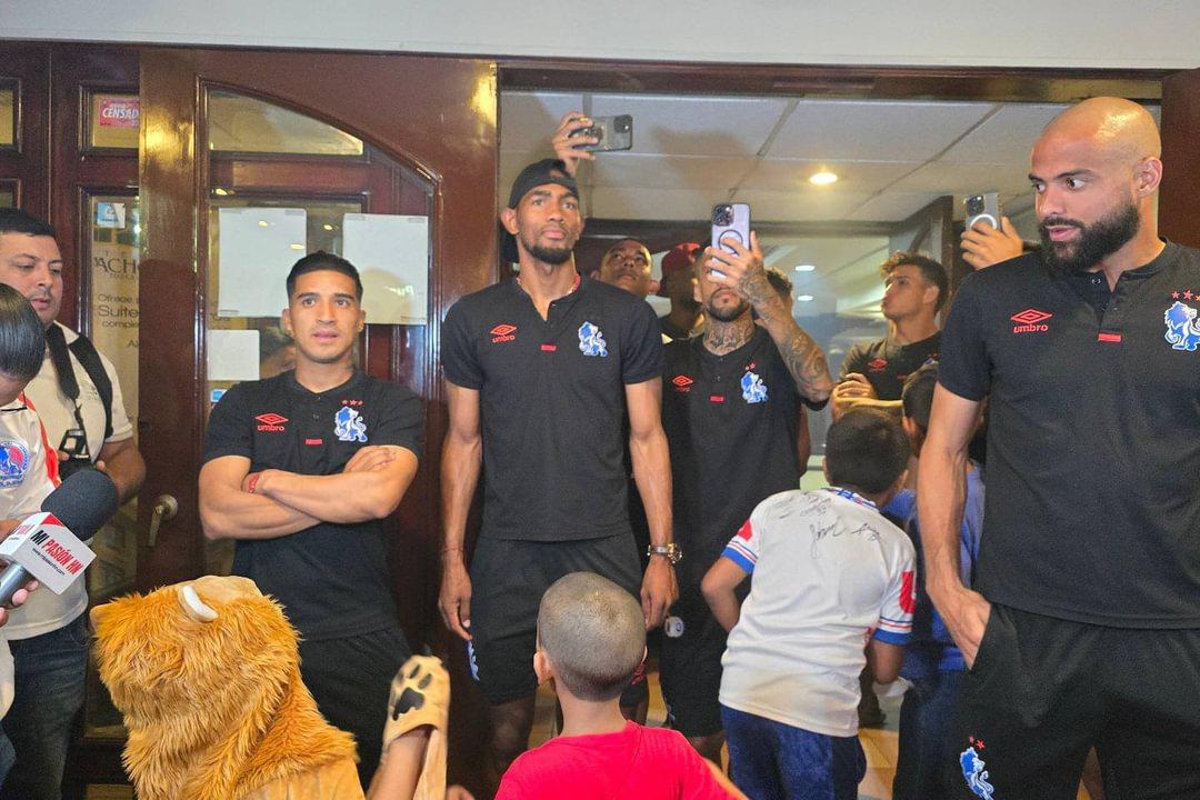 Fiesta Blanca: El banderazo de la Ultra Fiel, la actitud de los jugadores del Olimpia y el mensaje de Rafa Villeda para su afición