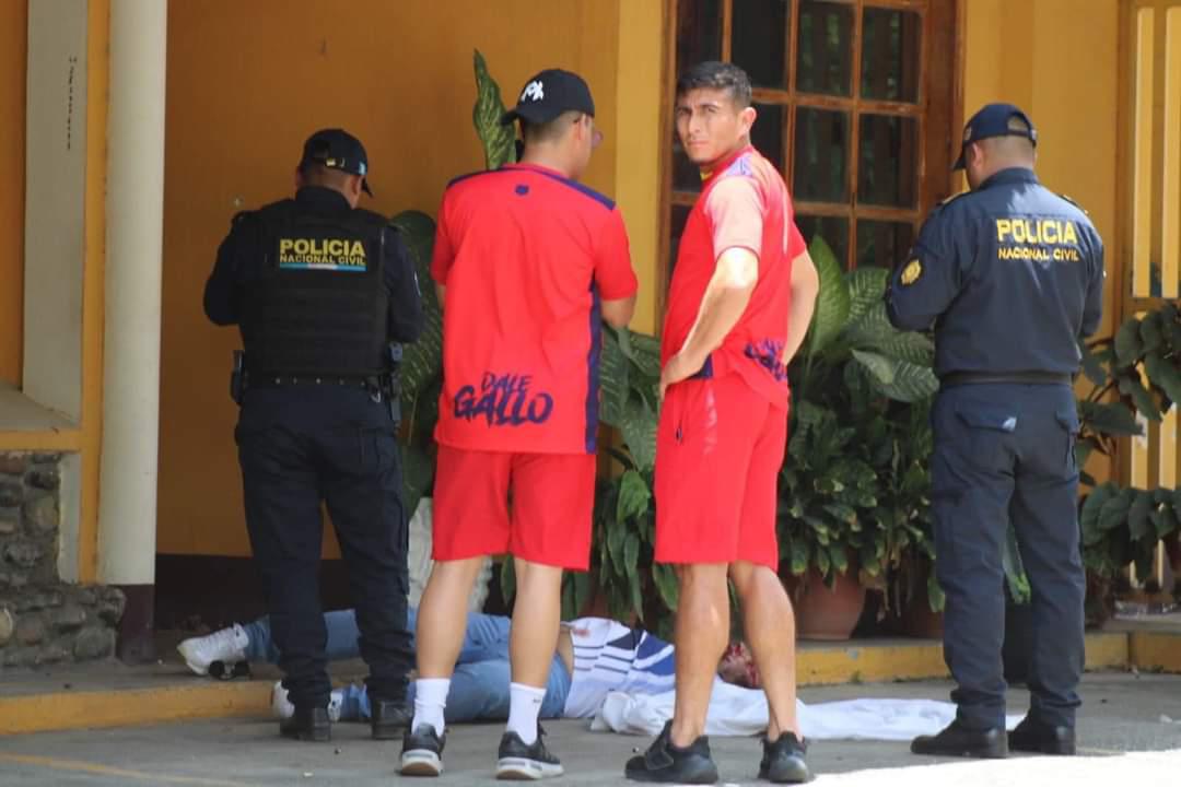 Asesinan a balazos a técnico en Guatemala: Tres hombres vestidos de policías lo sacan del hotel y lo ejecutan