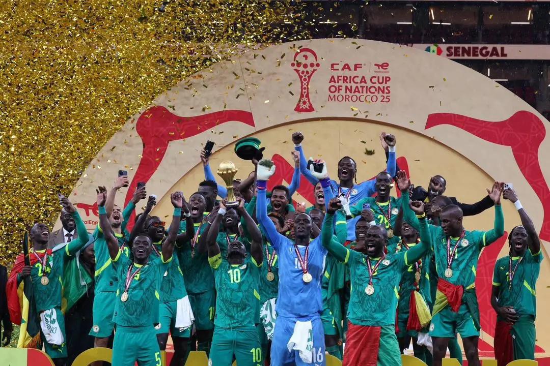 Senegal hundió a Marruecos y él se fue a festejar con sus dos esposas la Copa Africana: Siempre están...