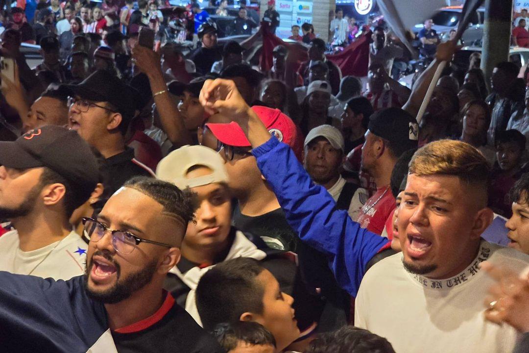 Fiesta Blanca: El banderazo de la Ultra Fiel, la actitud de los jugadores del Olimpia y el mensaje de Rafa Villeda para su afición