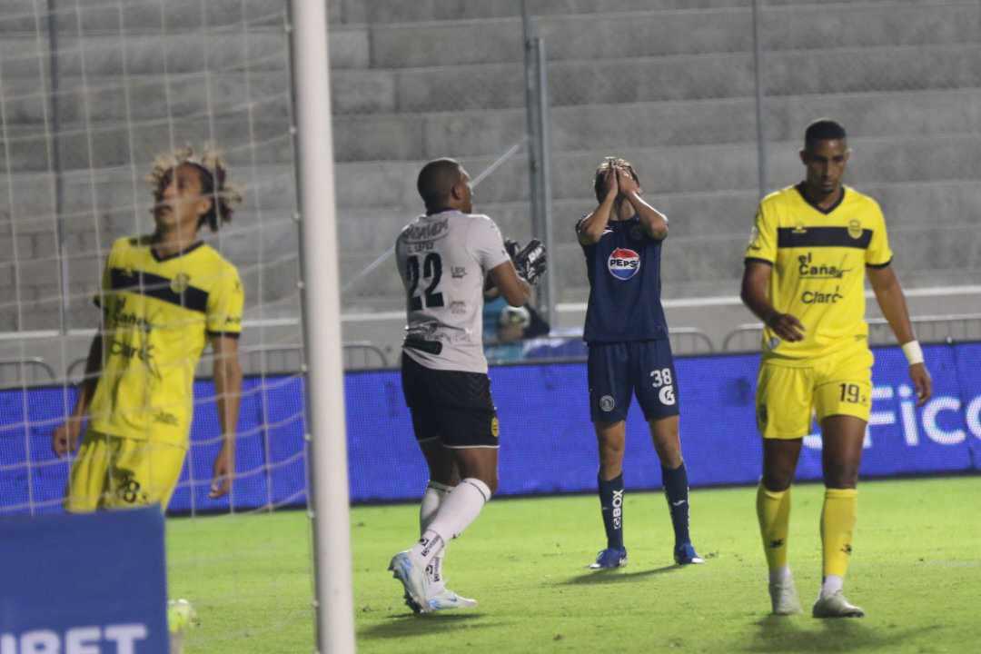 Euforia de Real España con el gol, la bronca entre dos jugadores ¿Y quién es la chica de rojo?