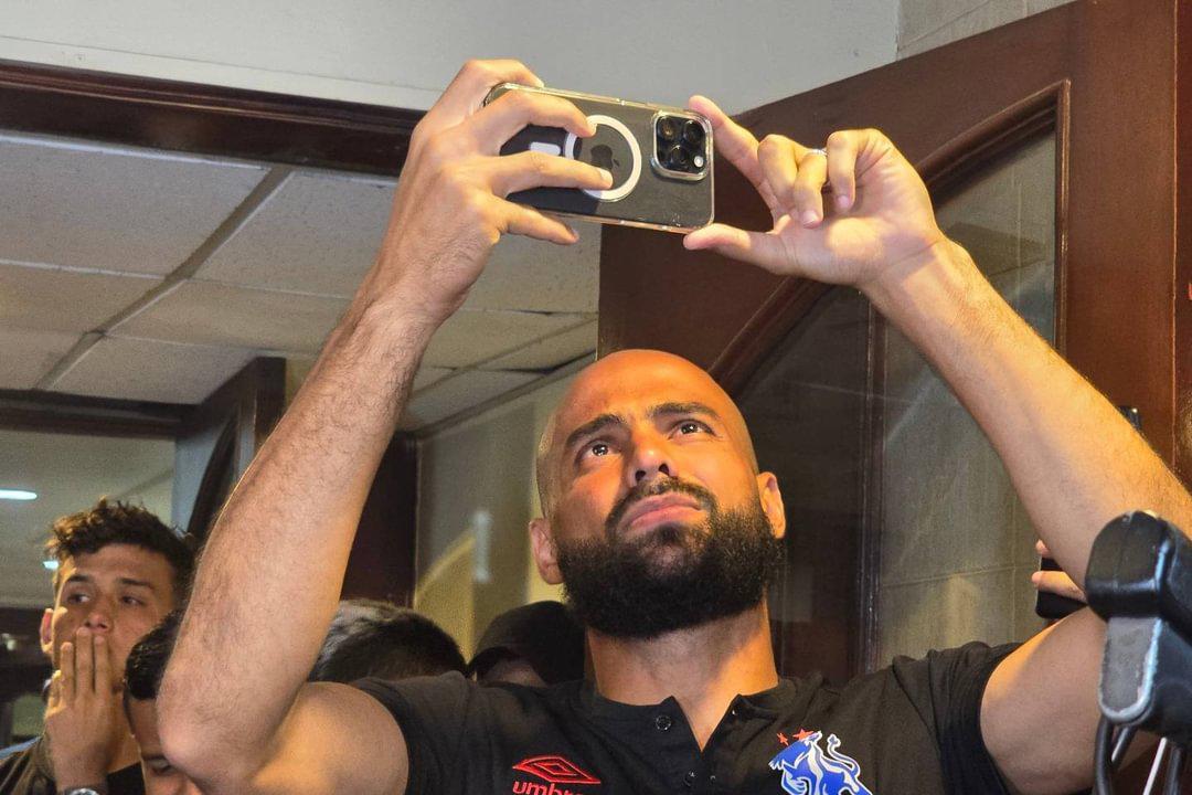 Fiesta Blanca: El banderazo de la Ultra Fiel, la actitud de los jugadores del Olimpia y el mensaje de Rafa Villeda para su afición