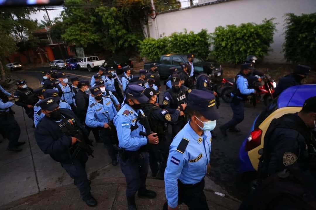 ¡Helicóptero, carros blindados y 700 policías! Así amanecieron las cercanías a la casa de Juan Orlando Hernández
