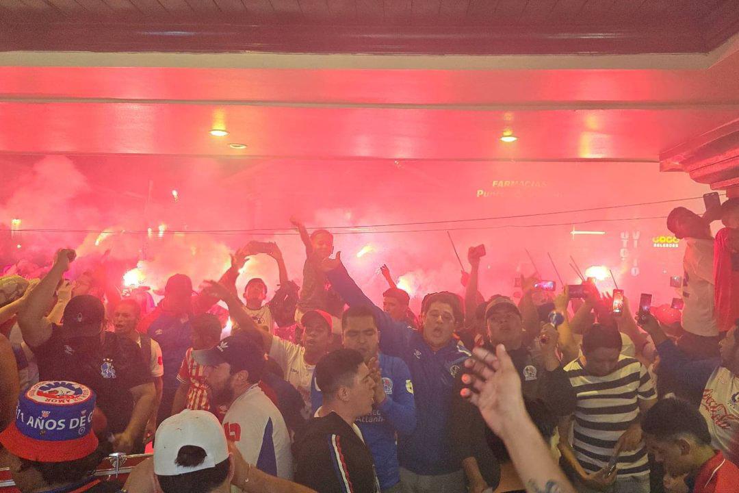 Fiesta Blanca: El banderazo de la Ultra Fiel, la actitud de los jugadores del Olimpia y el mensaje de Rafa Villeda para su afición