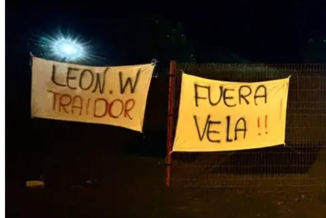 ¡Guerra en Alajuelense! Les dejan carteles amenazantes antes de viajar a Honduras