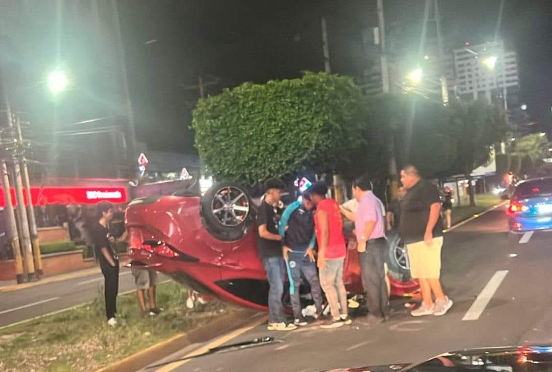 El carro de Cléver Portillo quedó volcado tras el accidente en la capital.