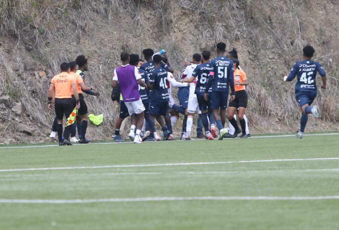 Enfrentamiento a puño limpio: Familiares y jugadores terminan la final de reservas entre Olimpia y Motagua entre golpes