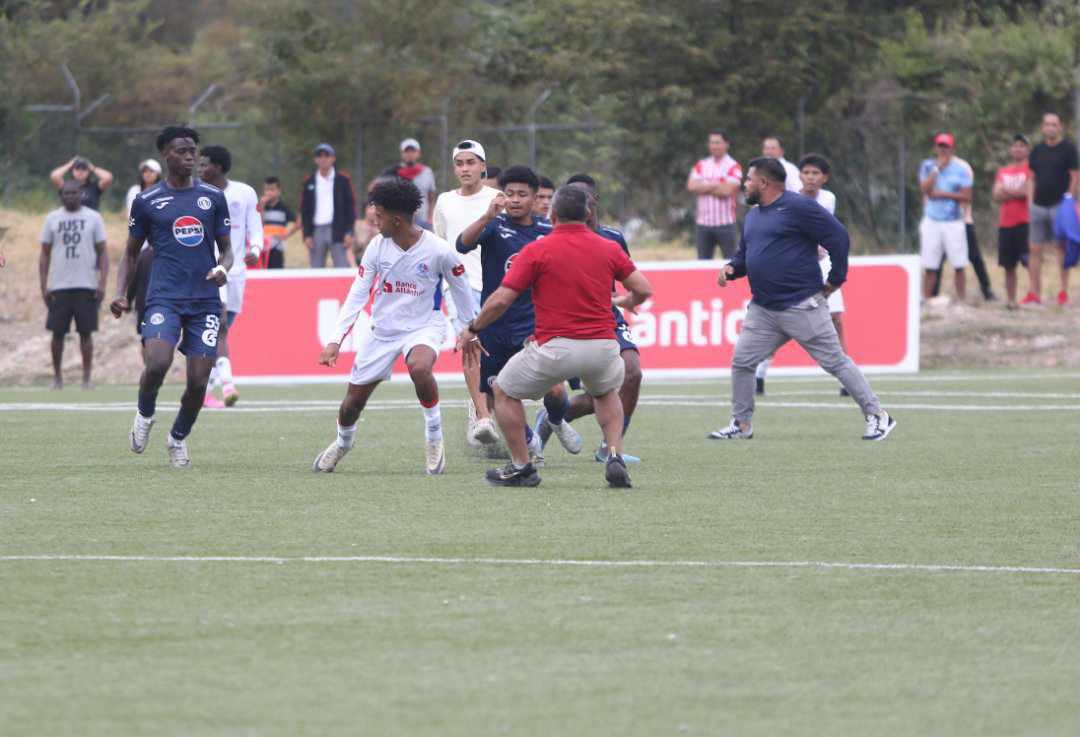 Enfrentamiento a puño limpio: Familiares y jugadores terminan la final de reservas entre Olimpia y Motagua entre golpes