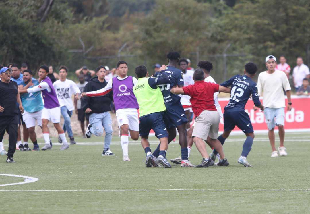 Enfrentamiento a puño limpio: Familiares y jugadores terminan la final de reservas entre Olimpia y Motagua entre golpes