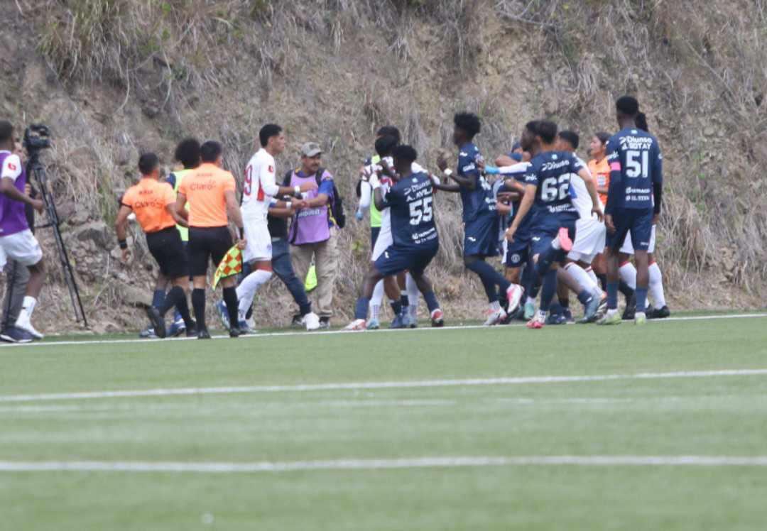 Enfrentamiento a puño limpio: Familiares y jugadores terminan la final de reservas entre Olimpia y Motagua entre golpes