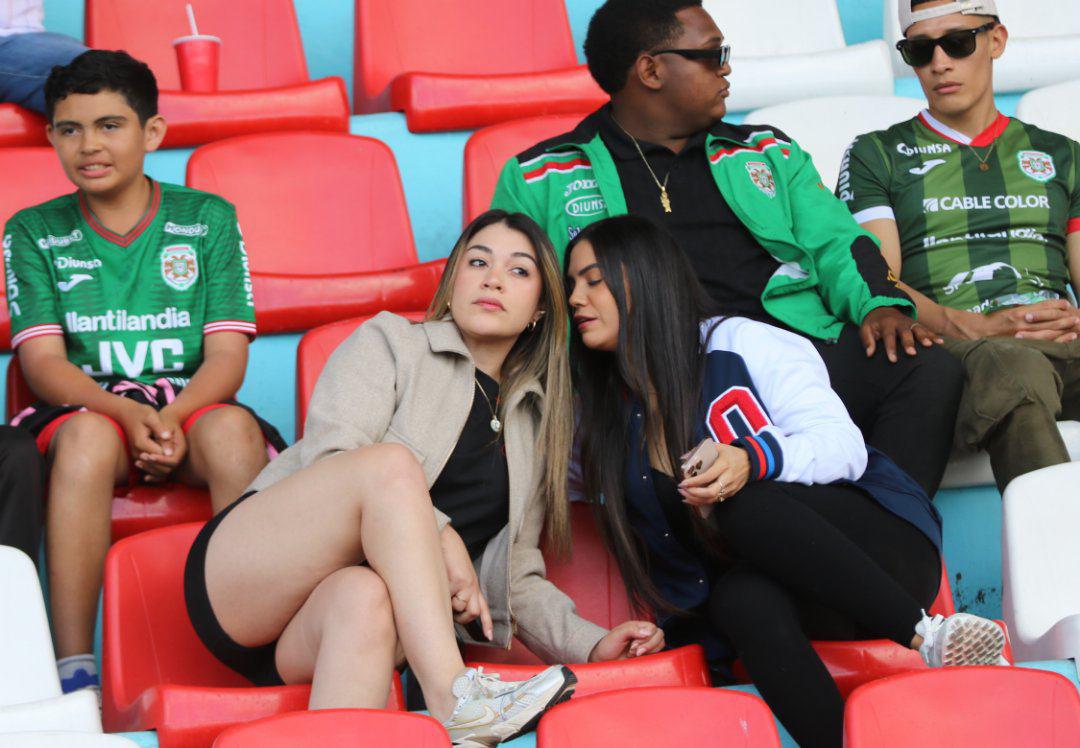 ¡Belleza sobresale en el Nacional! Olimpia y Marathón juegan, pero ellas se llevan todas las miradas en el clásico
