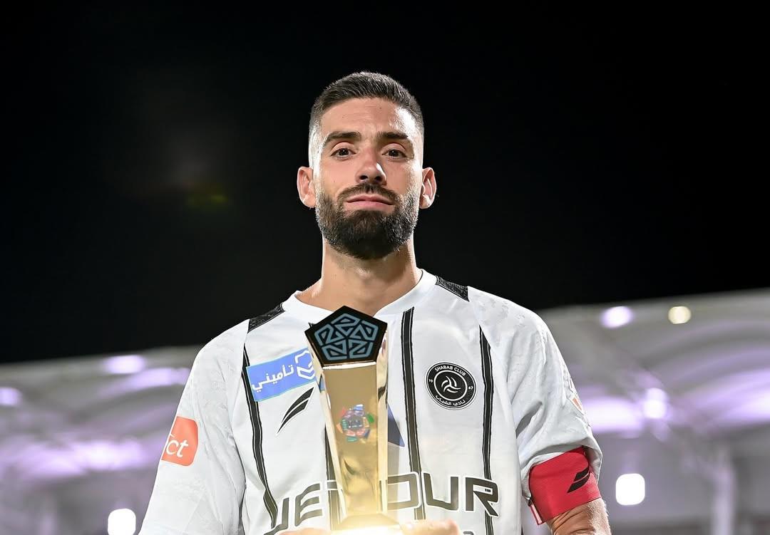 Se va del Madrid si continúa Arbeloa y la mujer de Lewandowski desliza su futuro; Guardiola vende a su atacante noruego