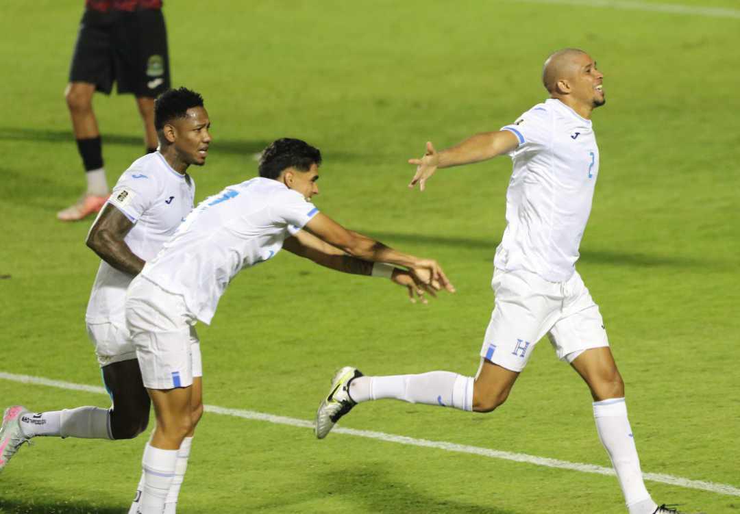 El show del portero de Antigua y Barbuda, el político en el sector de sol con guaruras y, ¿quién es la hermosa periodista?