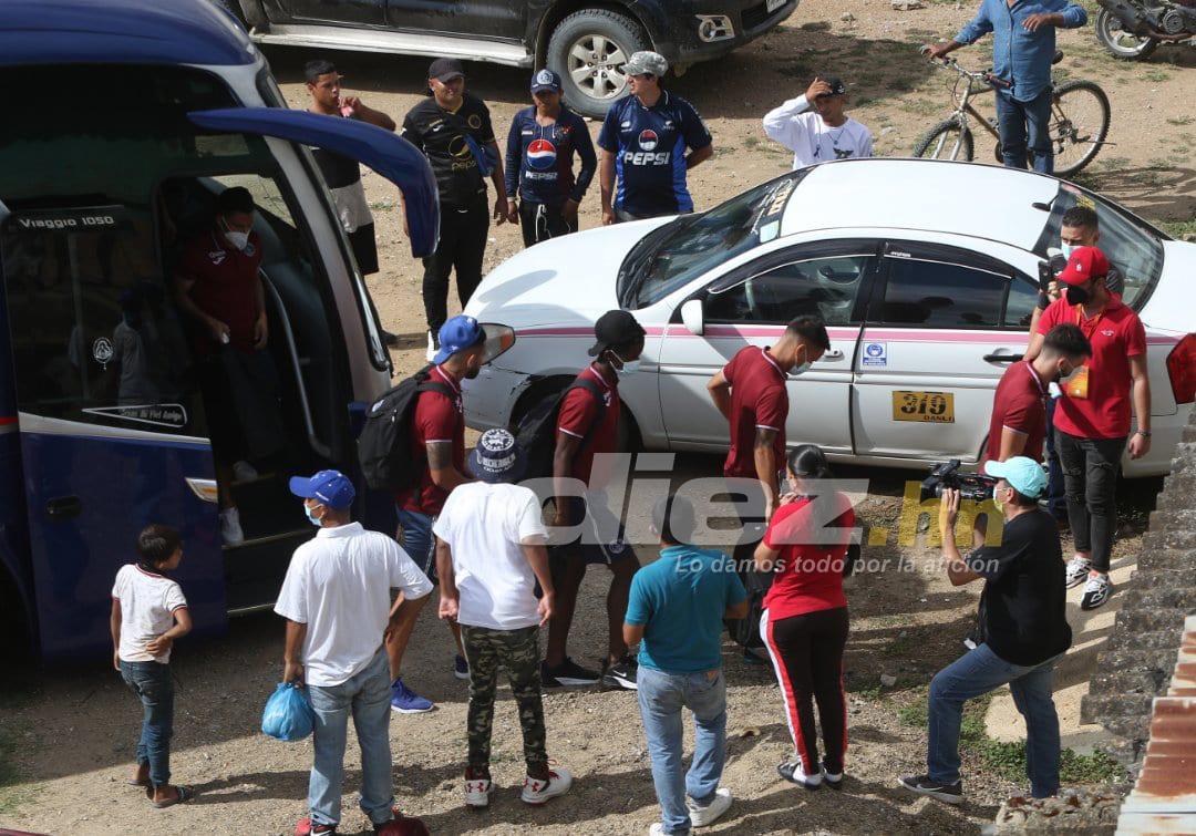 Pelea entre aficionados de Motagua, el saludo entre Vargas y Lavallén y la plática de jugadores de Olimpia y Real España