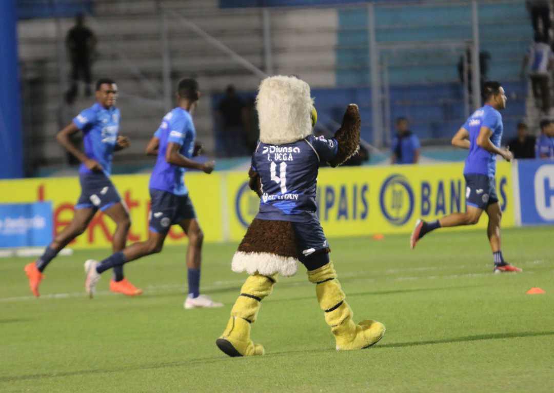 ¿Quién era la chica de rojo? La sangre se hizo presente en la cancha, las preciosas chicas de Motagua y ¿quién comía tajaditas?