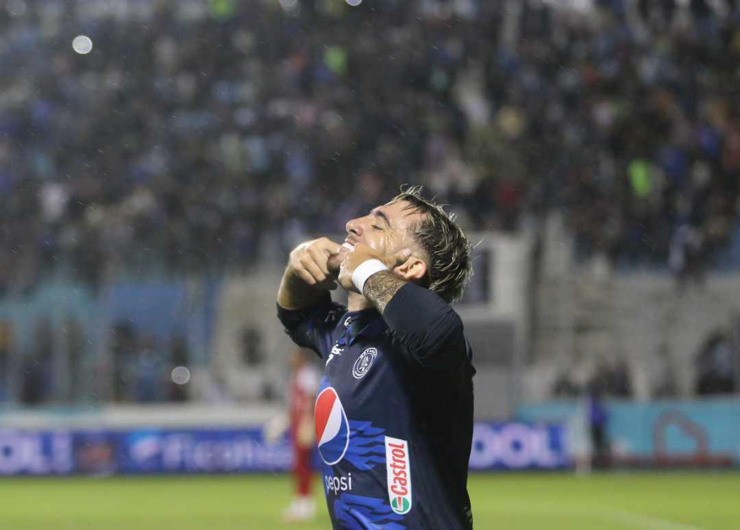 ¿Quién era la chica de rojo? La sangre se hizo presente en la cancha, las preciosas chicas de Motagua y ¿quién comía tajaditas?