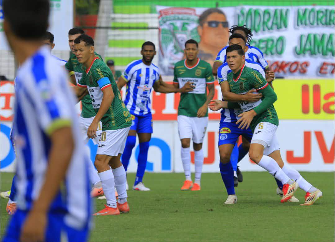 Tota Medina se encara con hincha y el árbitro, celebración a lo Cristiano Ronaldo y las chicas del Marathón que enamoraron