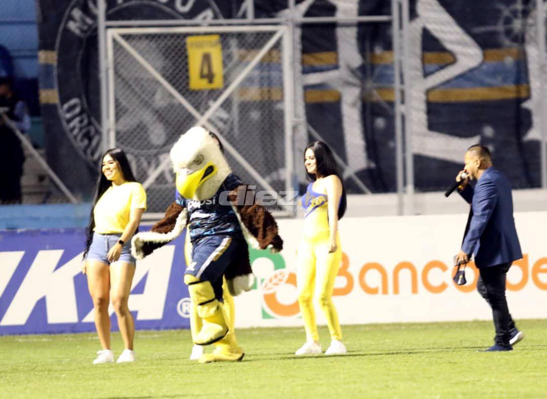 Selfies, belleza y comida: El hermoso ambiente que se vivió durante el Motagua-Olimpia; ¿quiénes son las tres chicas solas?