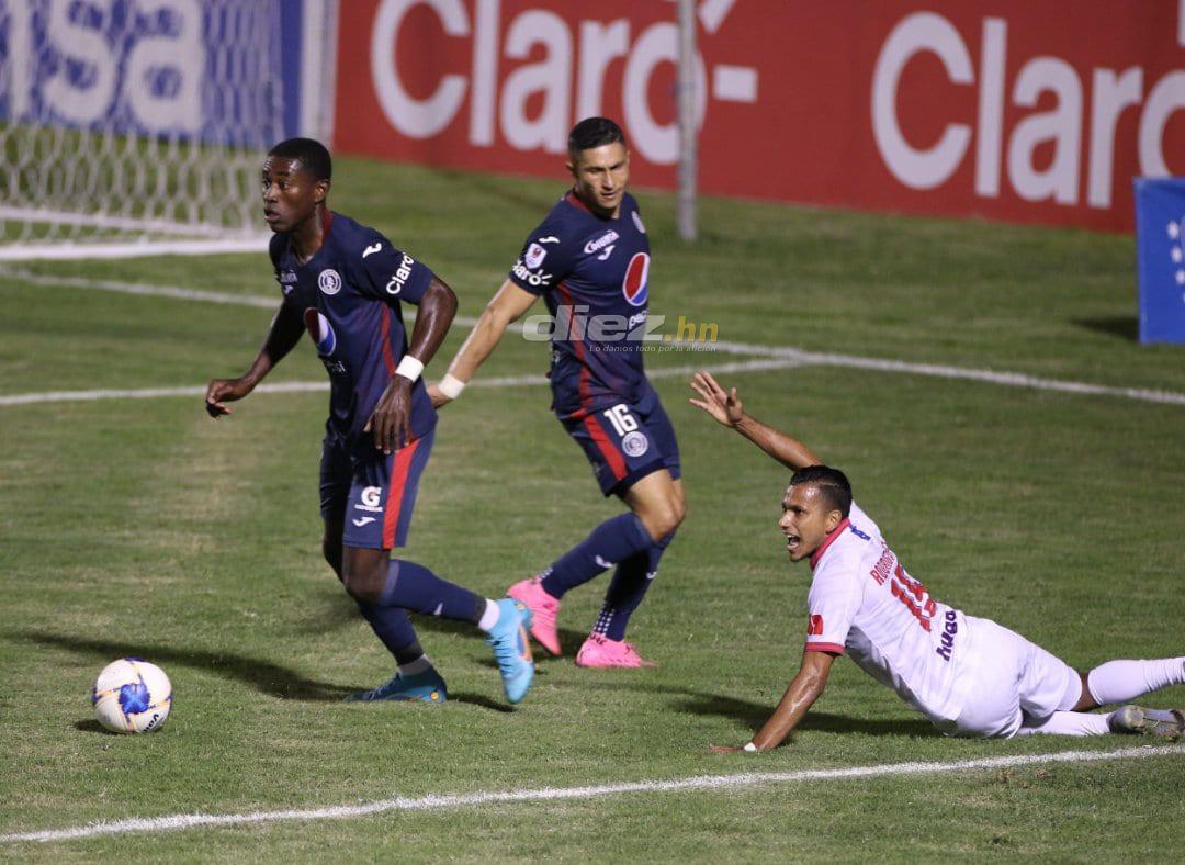 Violencia en las graderías, el extraño look de jugador de Motagua y el cordial saludo entre la Tota y Lavallén
