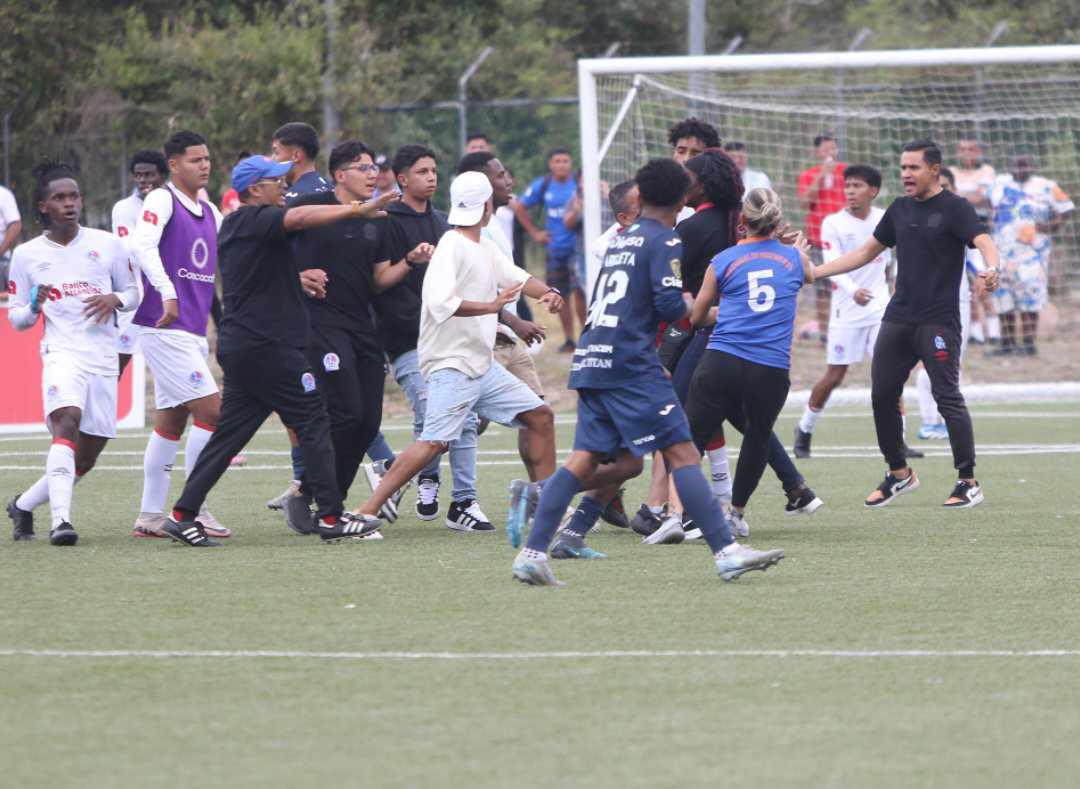 Enfrentamiento a puño limpio: Familiares y jugadores terminan la final de reservas entre Olimpia y Motagua entre golpes