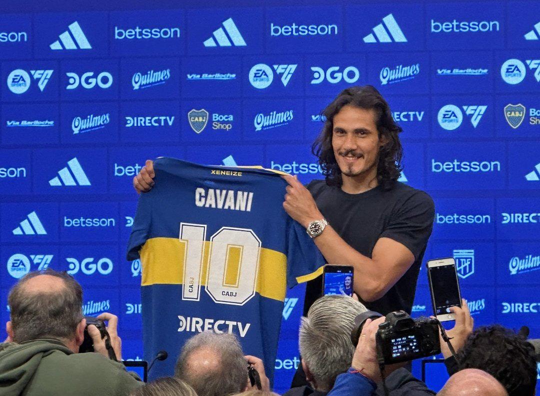 La presentación de Cavani con Boca Juniors en La Bombonera: brutal recibimiento y acompañado de su novia