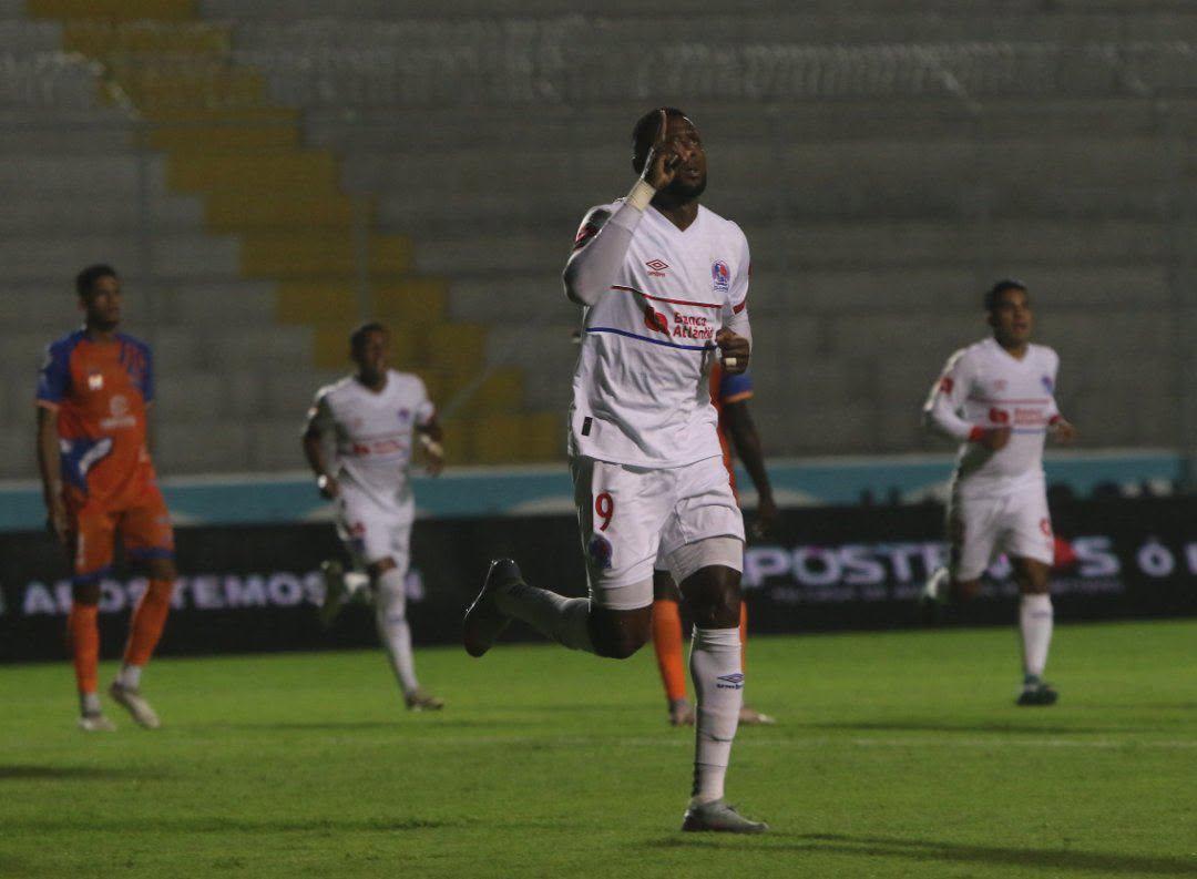 Alberth Elis le sonríe al fútbol, la nueva sorpresa que nadie sabía del Nacional y Olimpia presentó su título ante Lobos UPN
