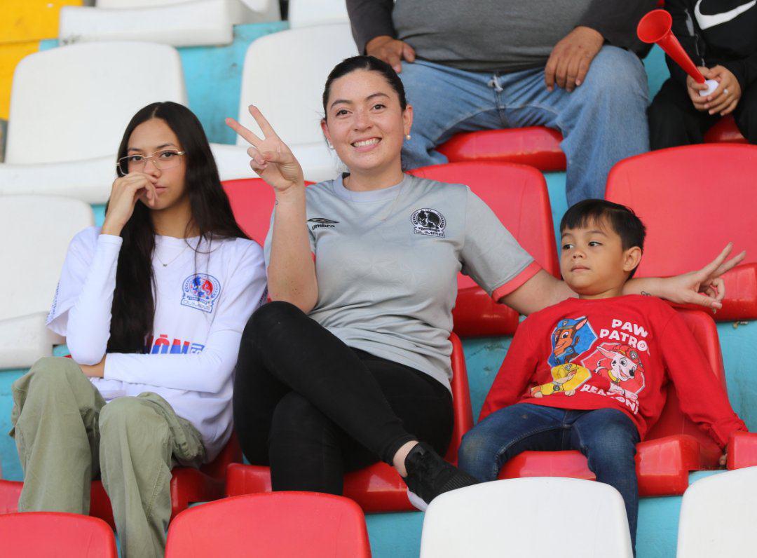 ¡Belleza sobresale en el Nacional! Olimpia y Marathón juegan, pero ellas se llevan todas las miradas en el clásico