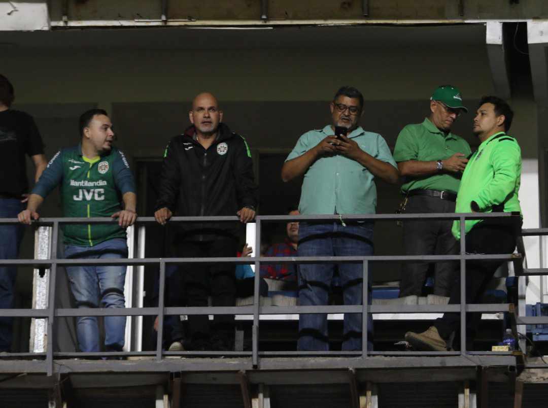 ¿Quién era la chica de rojo? La sangre se hizo presente en la cancha, las preciosas chicas de Motagua y ¿quién comía tajaditas?