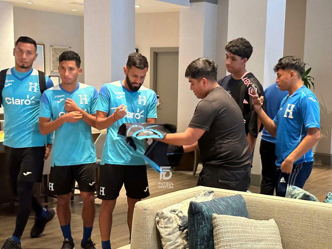 Choco Lozano y David Ruiz, los más buscados por la afición, Luis Palma se sumó a la Selección y hubo visita especial