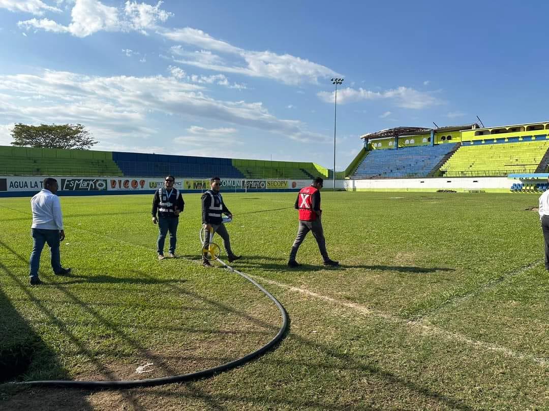 El estadio Juan Ramón Brevé Vargas de Juticalpa tendrá grama híbrida; ya iniciaron las mediciones y estudios