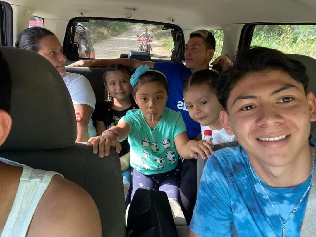 Con machete en mano y cultivando piña: Así es la vida fuera de las canchas de Francisco Martínez y su hermano árbitro