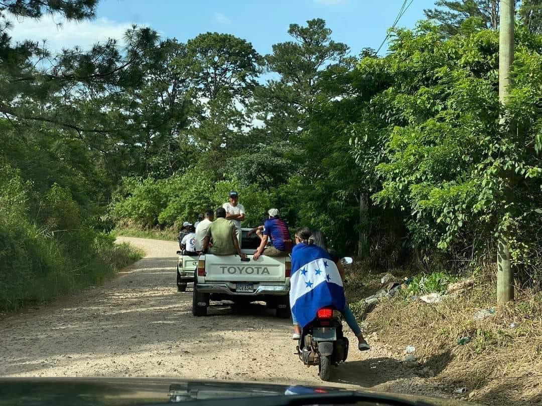 Con machete en mano y cultivando piña: Así es la vida fuera de las canchas de Francisco Martínez y su hermano árbitro