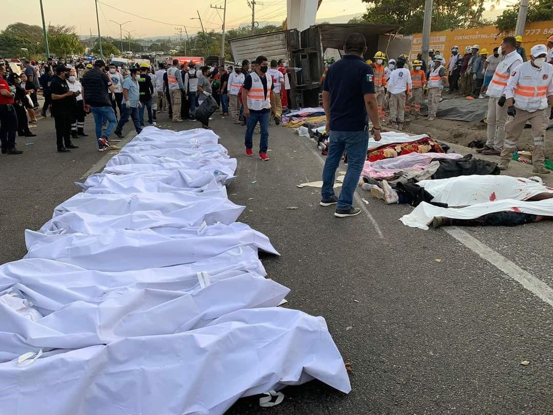 El tráiler de la muerte: Las brutales imágenes de la tragedia en México donde al menos 54 inmigrantes han muerto en fatal accidente
